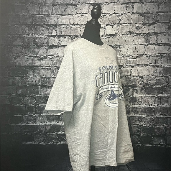 Vancouver Canucks Shirt - Picture 2 of 6